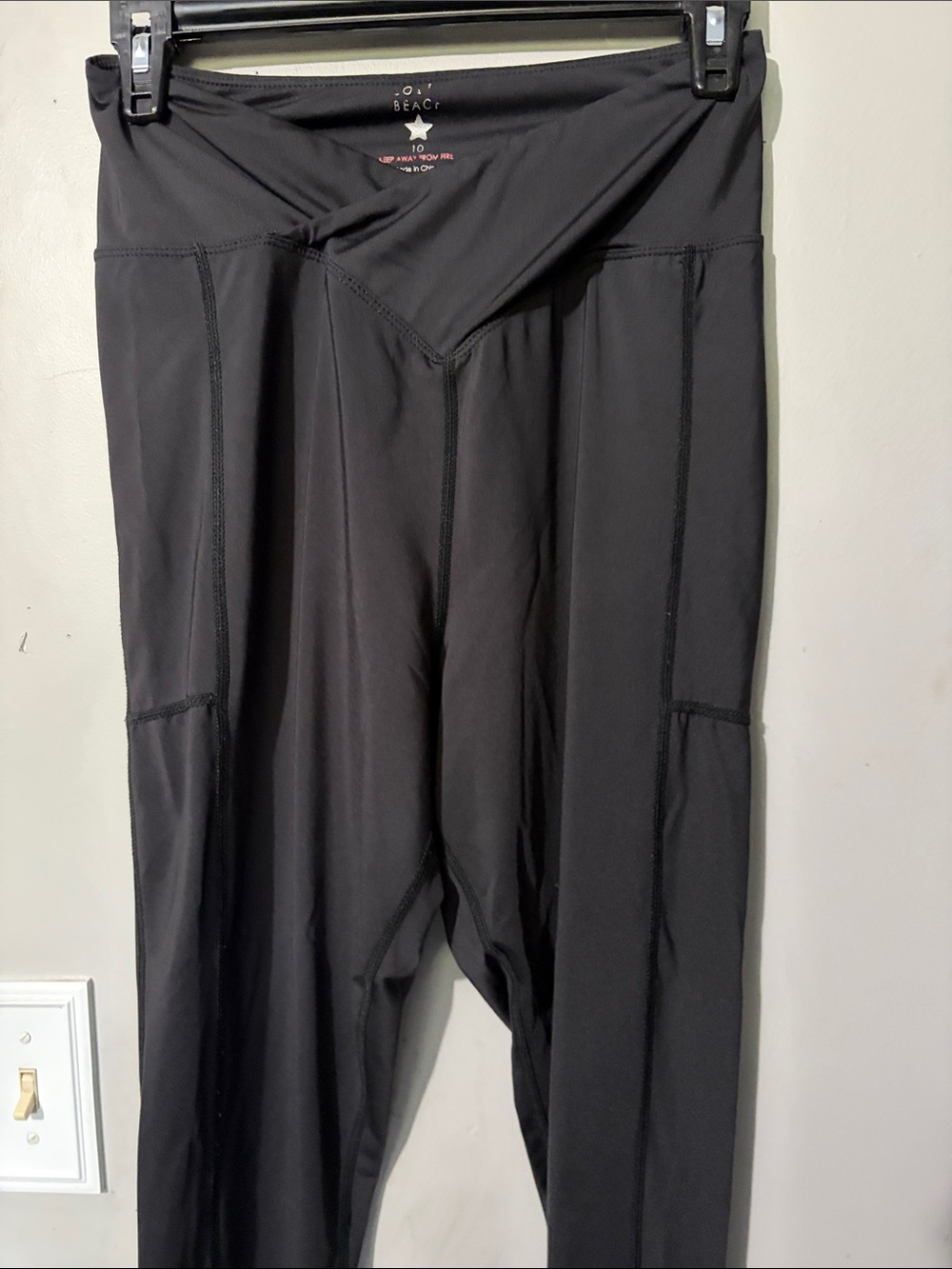 Black High-Waist V-Waist Leggings with Side Pockets